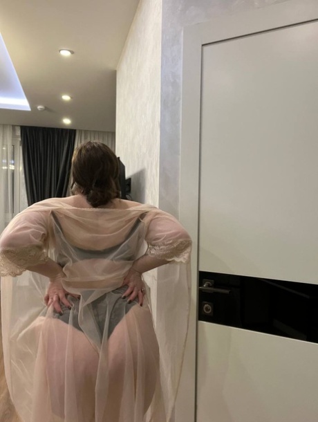 Chubby brunette amateur Kristi KKK shows her beautiful big tits and big ass