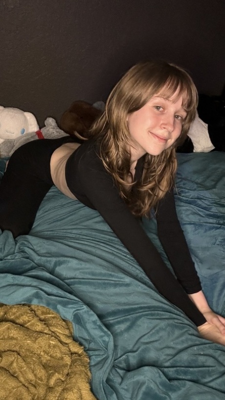 Adorable amateur babe Teensy Bella posing in her black outfit in a solo