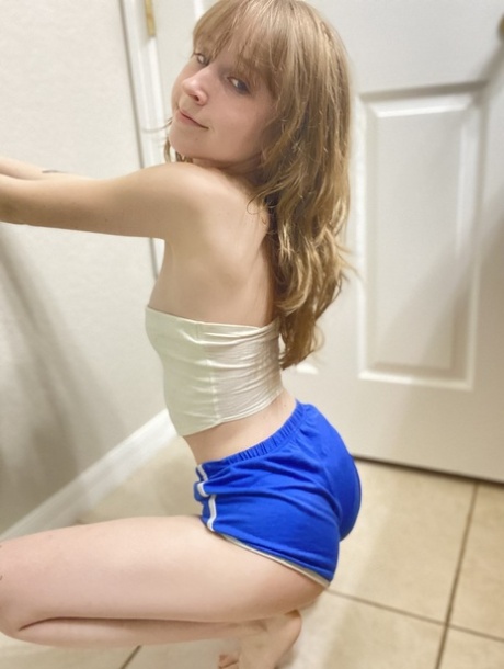 Amateur vixen Teensy Bella teasing with her firm booty in a solo