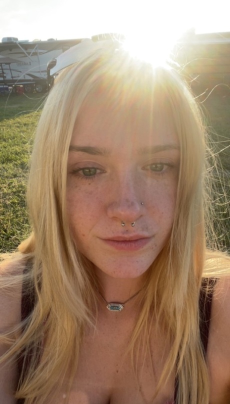 Glamorous amateur Blake Bloom flaunts her sexy curves in her compilation