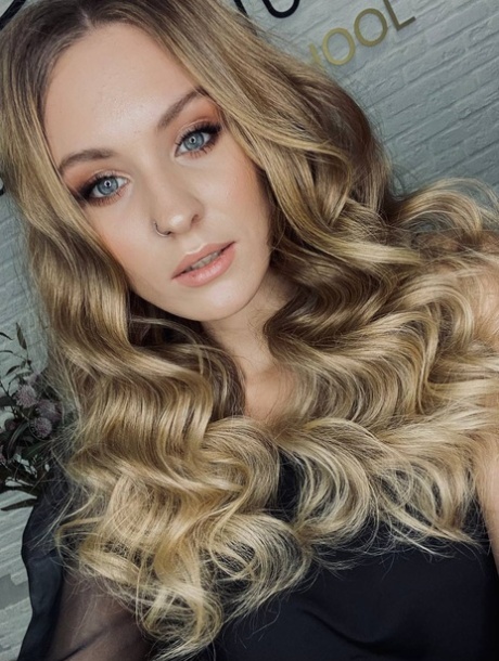 OnlyFans babe Mencia Francis poses naked & in her hot outfits in a compilation