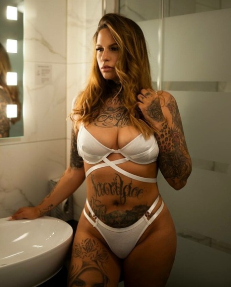 Glamorous babe flaunts her fine ass while showing off her tattoos