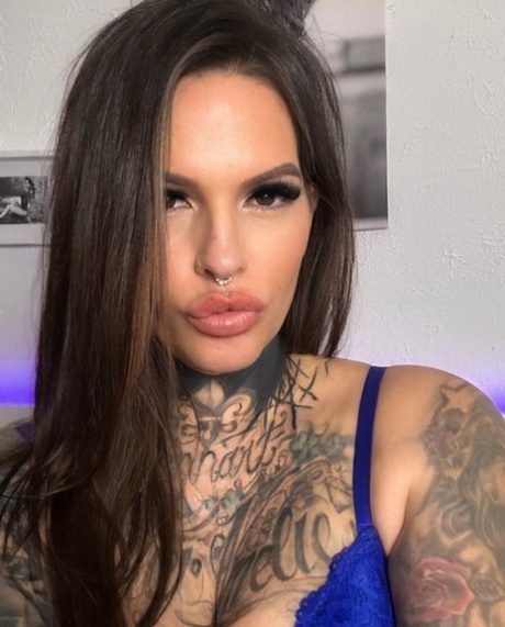 Glamorous babe shows her stunning tattoo-adorned body in sexy lingerie