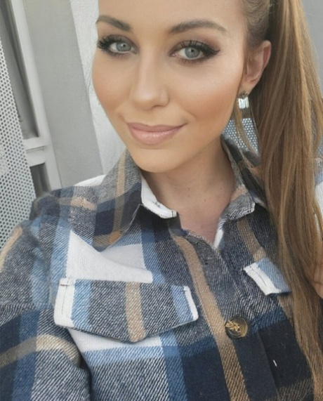 Glamorous babe shows off her tattoos & her big booty in a hot compilation