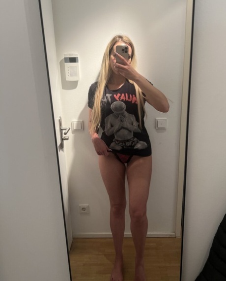 Blonde hottie takes sexy selfies of her big booty and underboobs