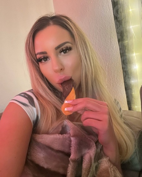 Sexy amateur babe poses in attractive bikinis and teases with her hot curves