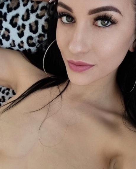 Green-eyed amateur babe Lola Candy shows her cleavage & ass in a compilation