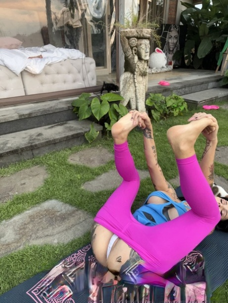 Sexy OnlyFans babe Sunny Free shows her big tits & ass in her compilation