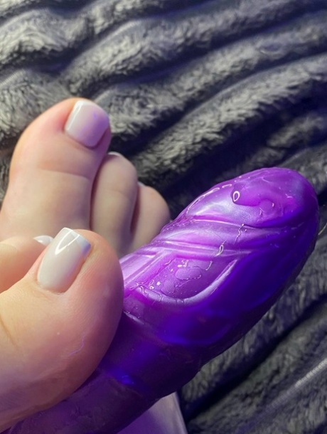 Tattooed babe Patricia Bloom shows off her sexy legs & her big ass