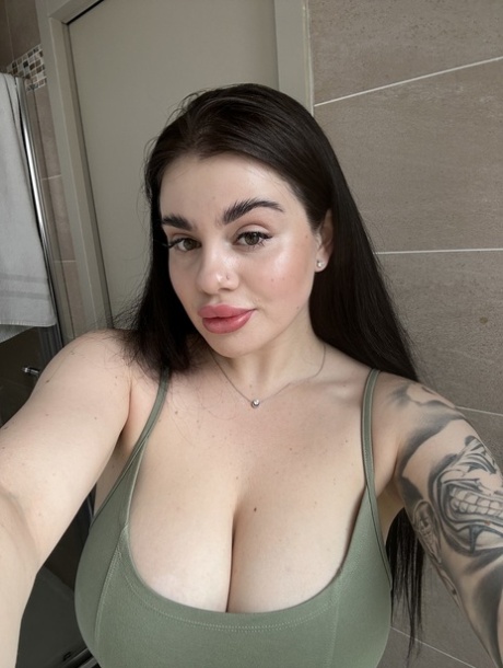 OnlyFans model Patricia Bloom teases with her cleavage in her compilation