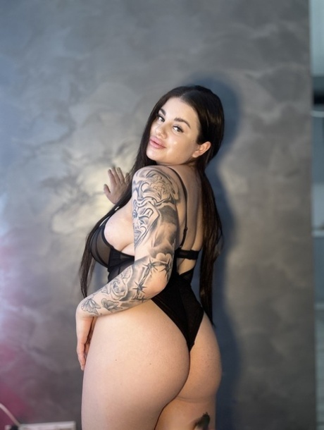 OnlyFans model Patricia Bloom teases with her cleavage & big tits in a solo