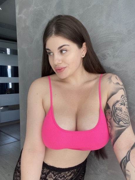 Inked OnlyFans babe Patricia Bloom exposing her phenomenal cleavage