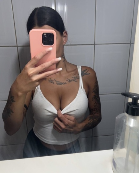 Glamour babe shows her big ass & flashes her juicy tits while taking selfies