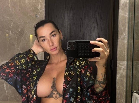 Glamorous OnlyFans babe Angelica Anders shows her sexy cleavage in the mirror
