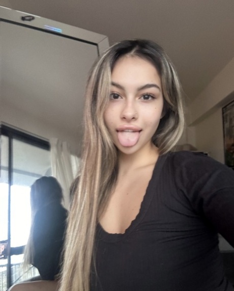 Smoking hot onlyfans model Carly Hart flaunts her big tits and round ass